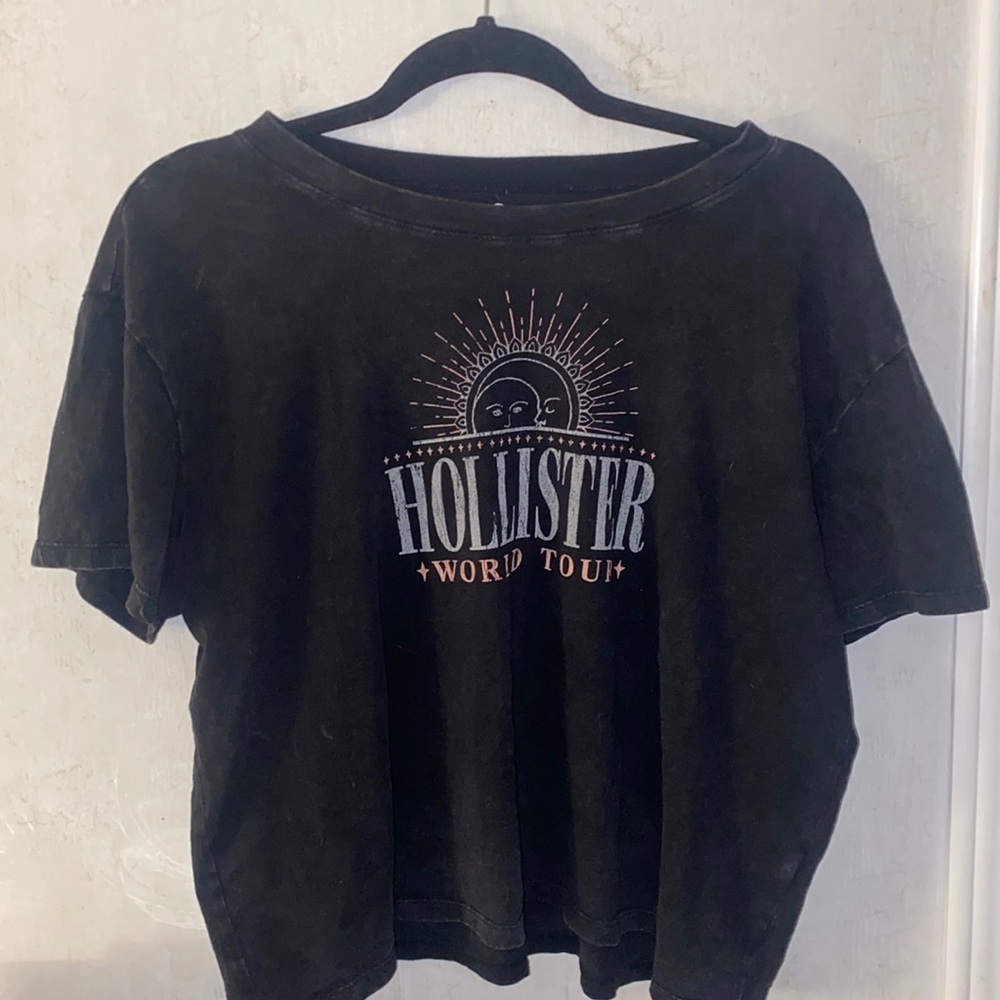 Hollister Graphic Tee  Womens
